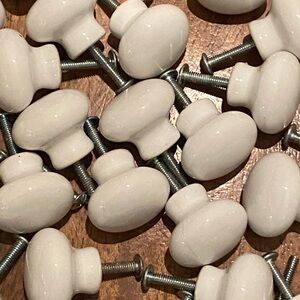 32 White Ceramic Knob Set
